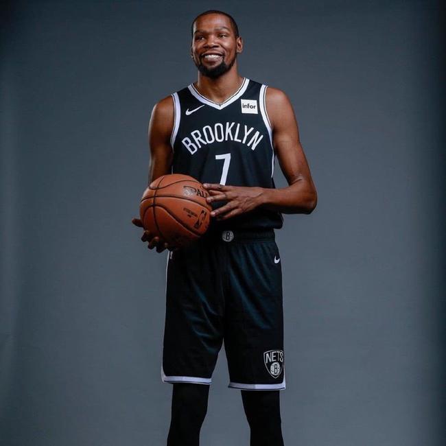 她的泳姿出 她的泳姿出